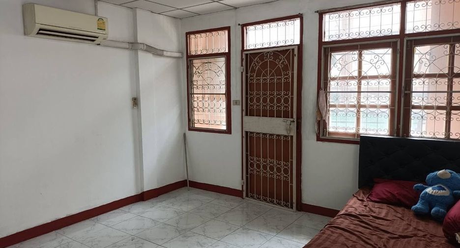For sale 4 bedrooms townhouse in Lat Phrao, Bangkok