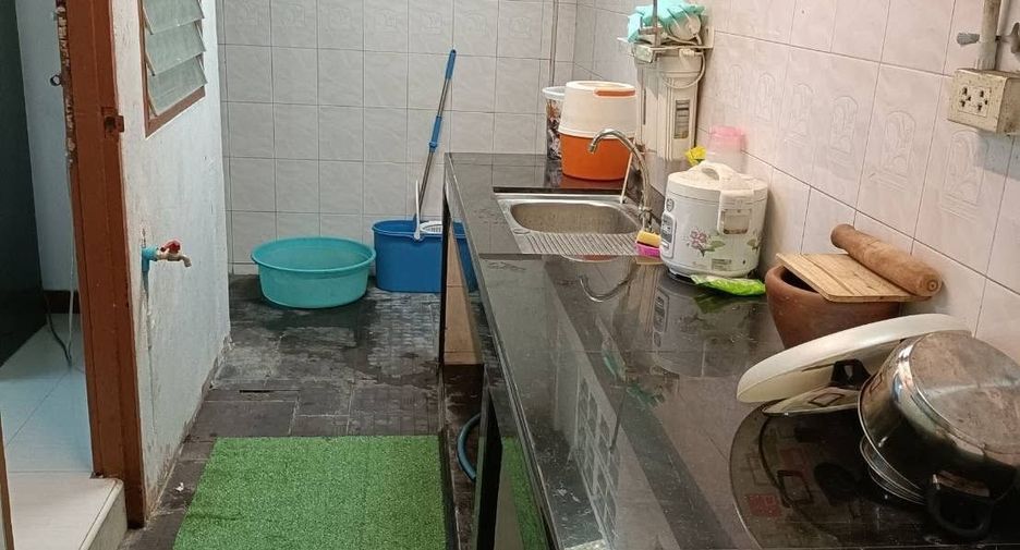 For sale 4 bedrooms townhouse in Lat Phrao, Bangkok