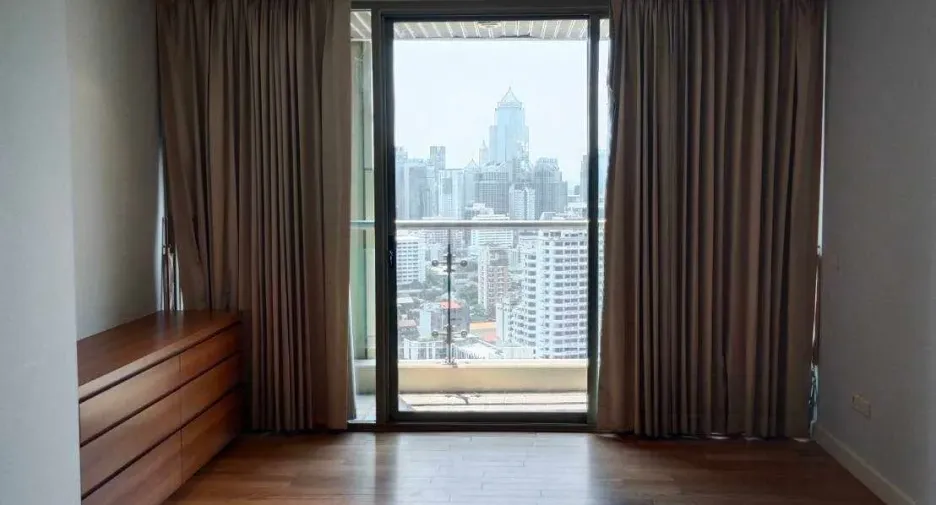 For rent 3 bedrooms condo in Khlong Toei, Bangkok