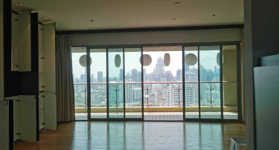 For rent 3 bedrooms condo in Khlong Toei, Bangkok