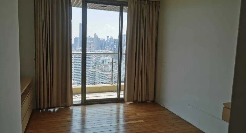 For rent 3 bedrooms condo in Khlong Toei, Bangkok