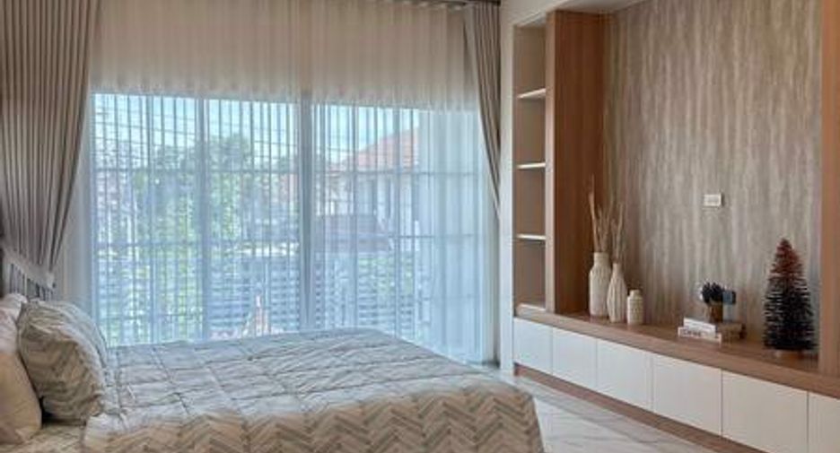 For sale 4 bedrooms house in East Pattaya, Pattaya