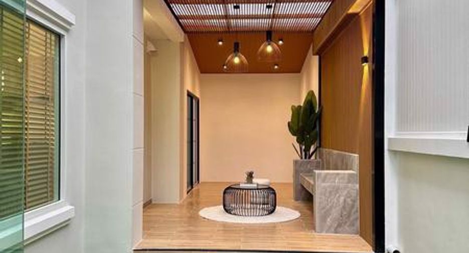 For sale 4 bedrooms house in East Pattaya, Pattaya