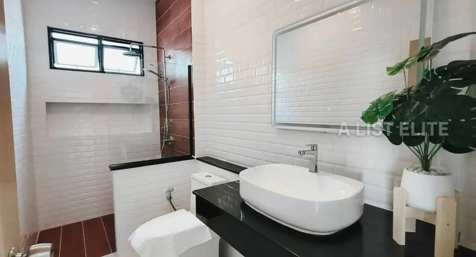 For sale 4 bedrooms house in East Pattaya, Pattaya