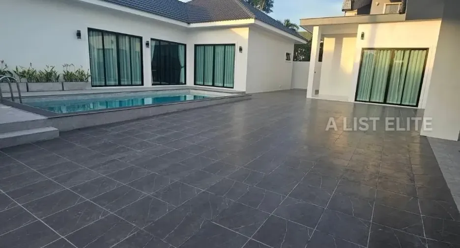For sale 4 bedrooms house in East Pattaya, Pattaya