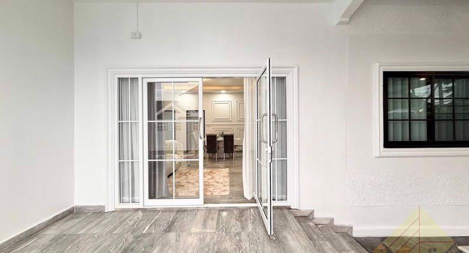 For sale 4 bedrooms house in East Pattaya, Pattaya
