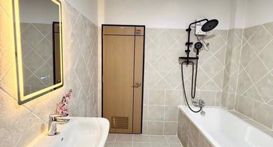For sale 4 bedrooms house in East Pattaya, Pattaya