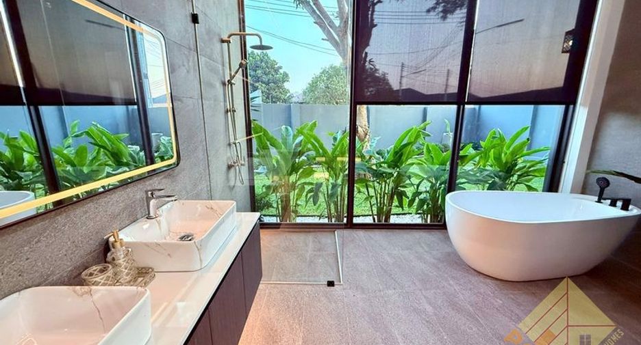 For sale 4 bedrooms house in East Pattaya, Pattaya