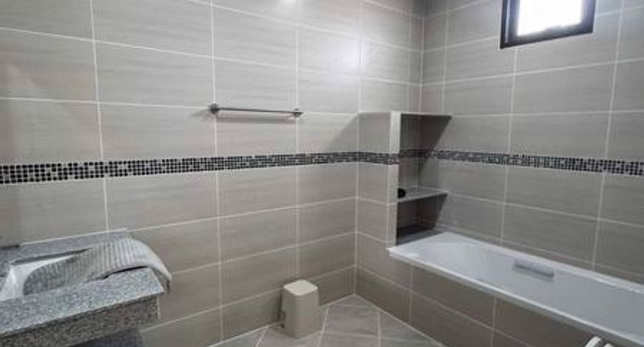 For rent 4 bedrooms house in East Pattaya, Pattaya