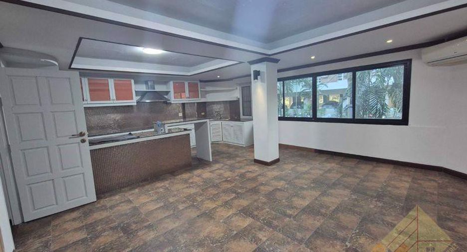 For sale 8 bedrooms townhouse in Pratumnak, Pattaya