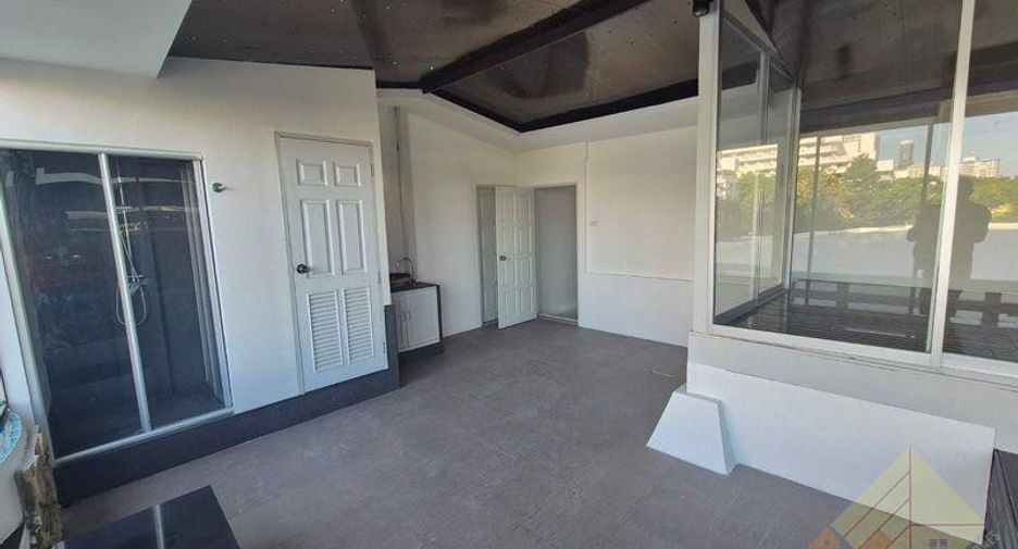 For sale 8 bedrooms townhouse in Pratumnak, Pattaya