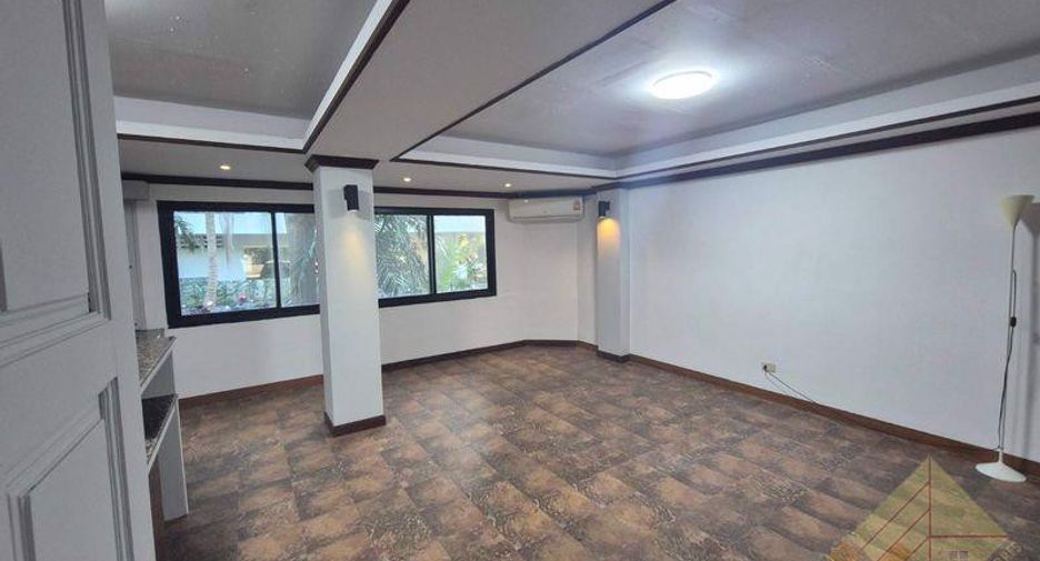 For sale 8 bedrooms townhouse in Pratumnak, Pattaya