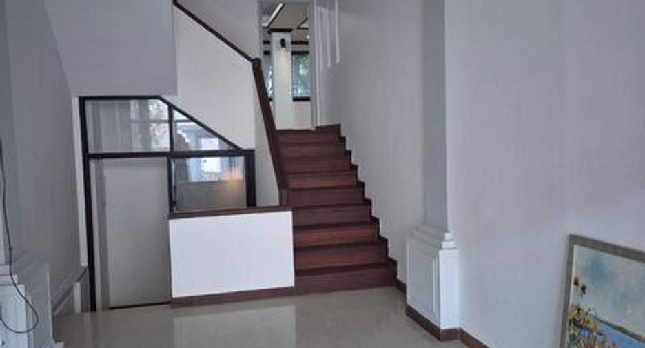 For sale 8 bedrooms townhouse in Pratumnak, Pattaya