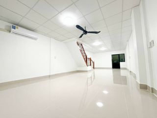 Reihenhaus zur Miete mit 3 Zimmer in Phra Khanong, Bangkok