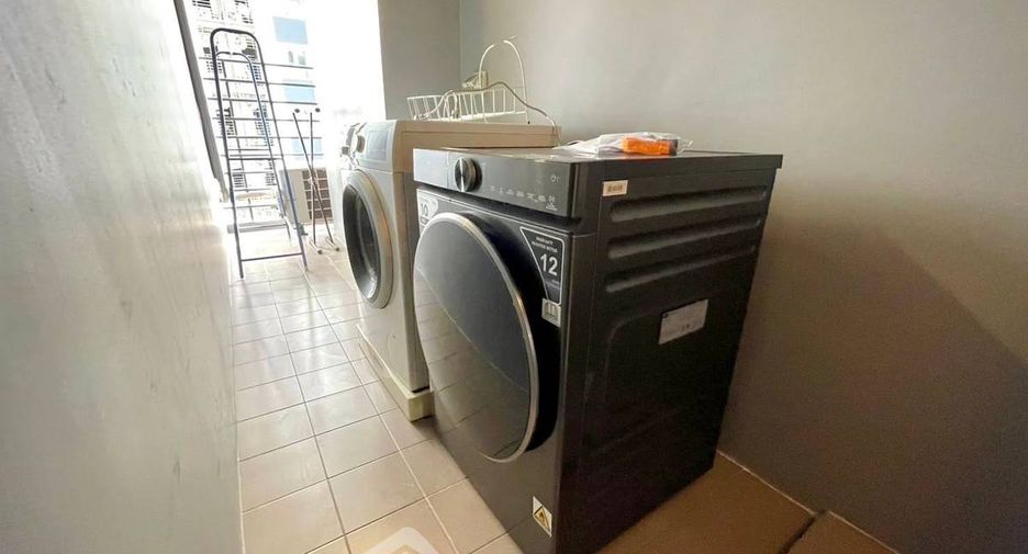 For rent 2 bedrooms condo in Huai Khwang, Bangkok
