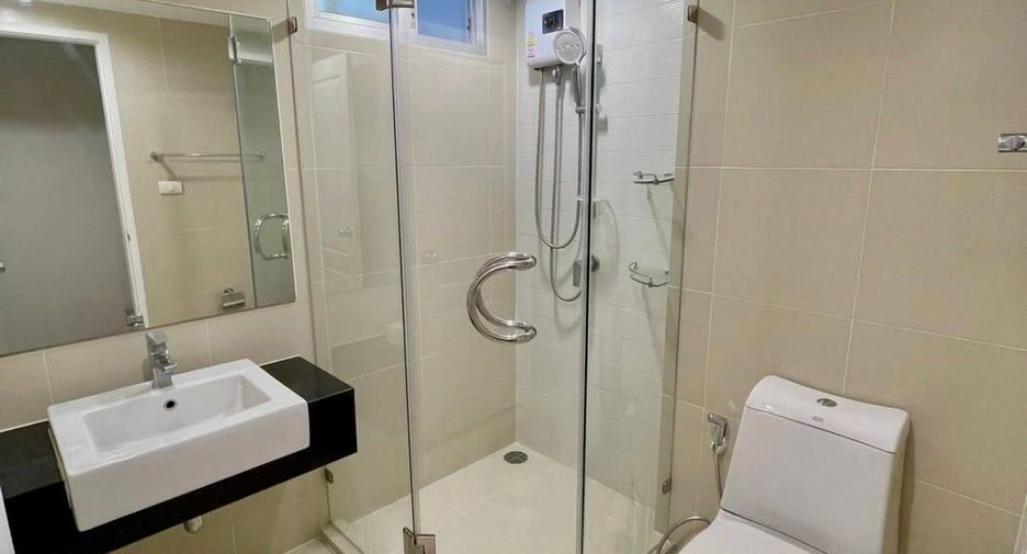 For rent 2 bedrooms condo in Huai Khwang, Bangkok