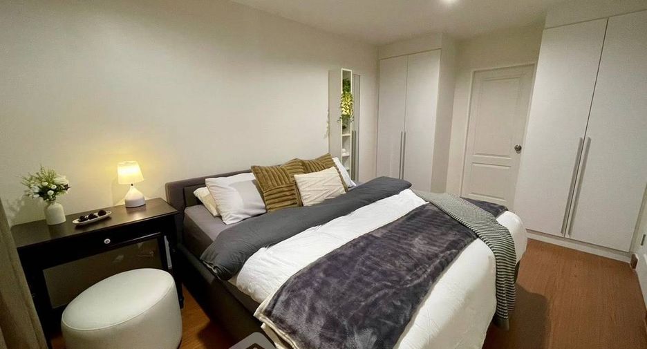 For rent 2 bedrooms condo in Huai Khwang, Bangkok