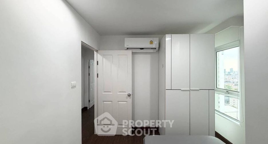 For rent 2 bedrooms condo in Huai Khwang, Bangkok