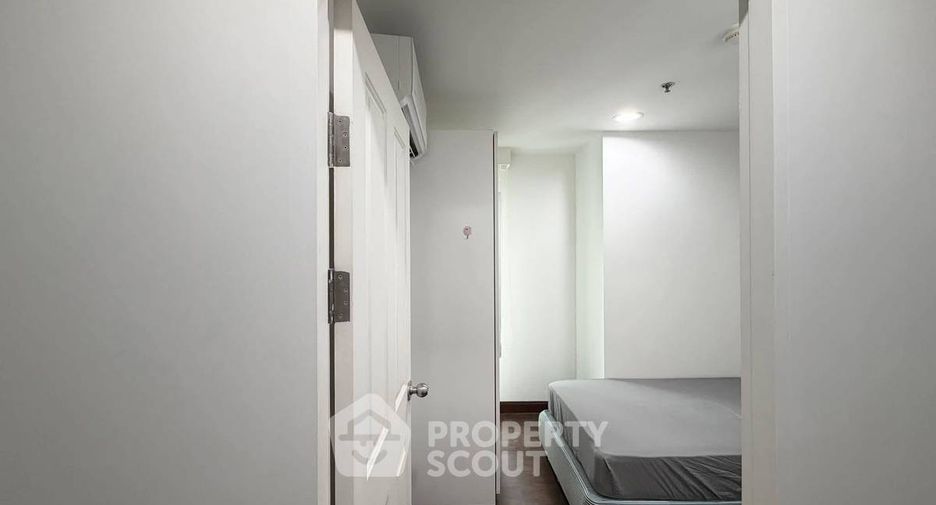 For rent 2 bedrooms condo in Huai Khwang, Bangkok