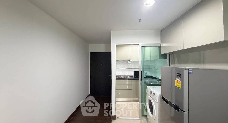 For rent 2 bedrooms condo in Huai Khwang, Bangkok