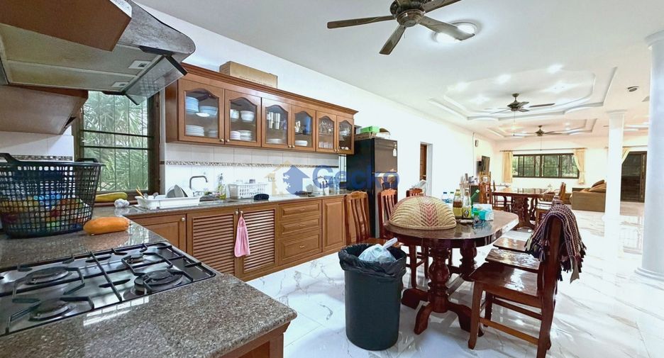For sale 4 bedrooms house in Central Pattaya, Pattaya