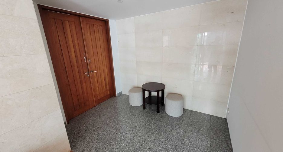 For rent 4 bedrooms condo in Watthana, Bangkok