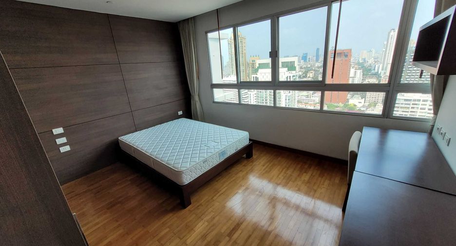 For rent 4 bedrooms condo in Watthana, Bangkok