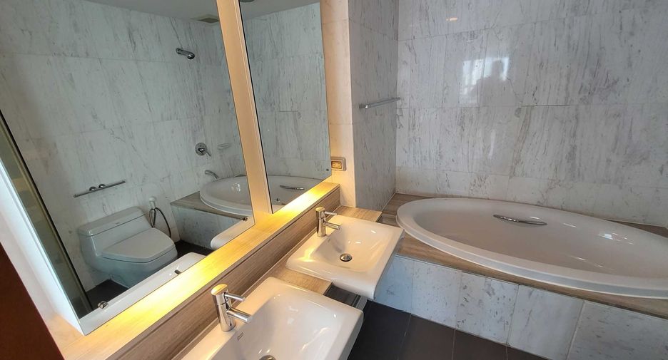 For rent 4 bedrooms condo in Watthana, Bangkok