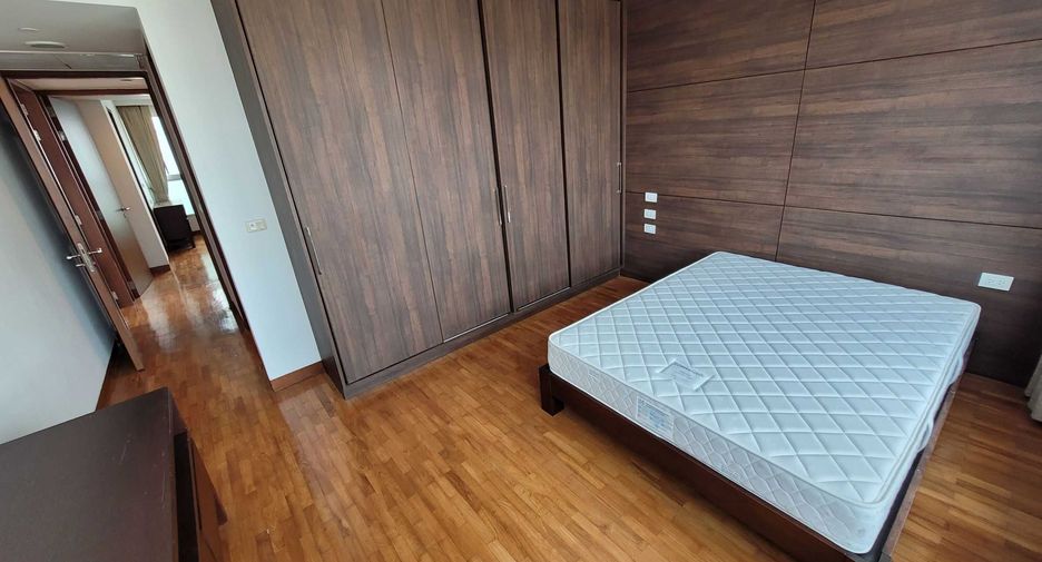 For rent 4 bedrooms condo in Watthana, Bangkok