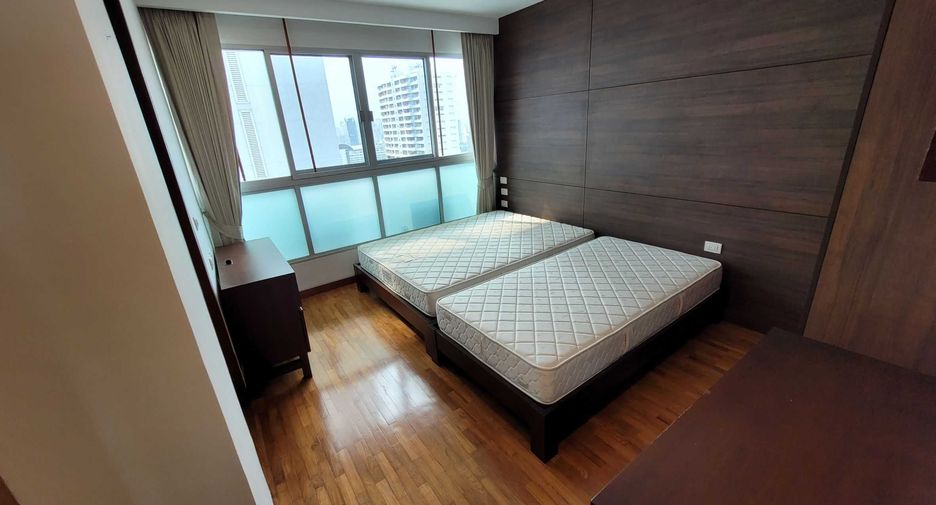 For rent 4 bedrooms condo in Watthana, Bangkok