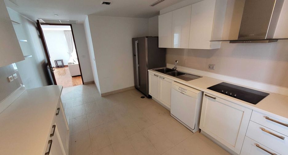 For rent 4 bedrooms condo in Watthana, Bangkok