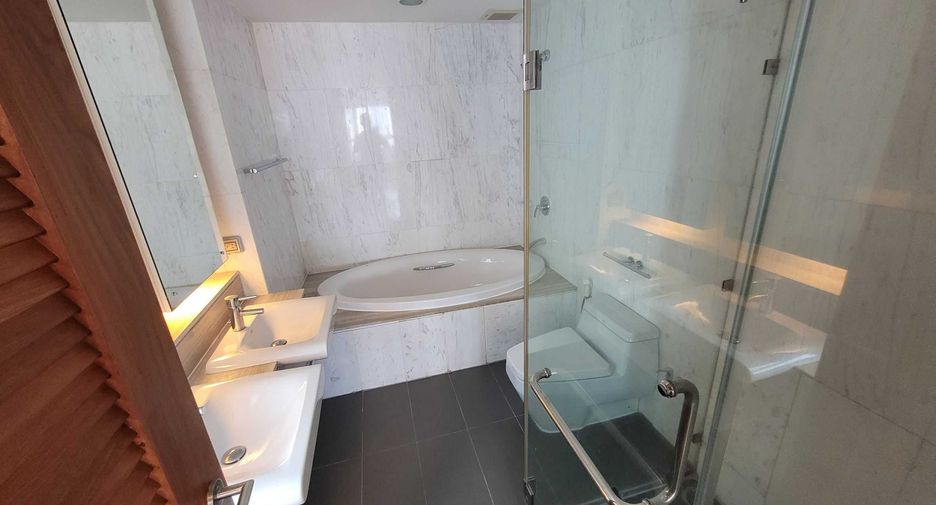 For rent 4 bedrooms condo in Watthana, Bangkok