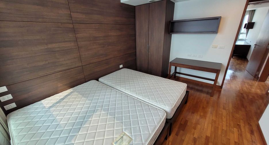 For rent 4 bedrooms condo in Watthana, Bangkok