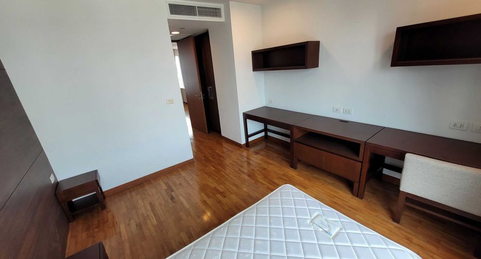 For rent 4 bedrooms condo in Watthana, Bangkok