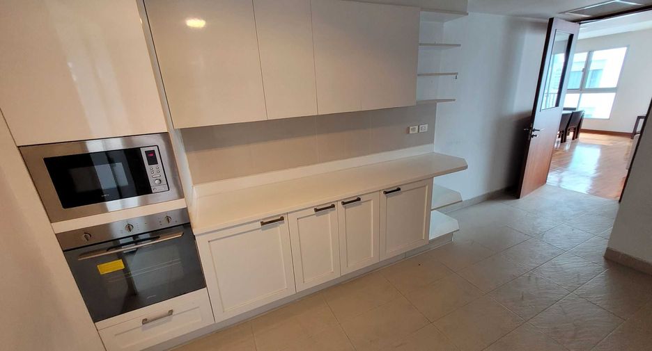 For rent 4 bedrooms condo in Watthana, Bangkok