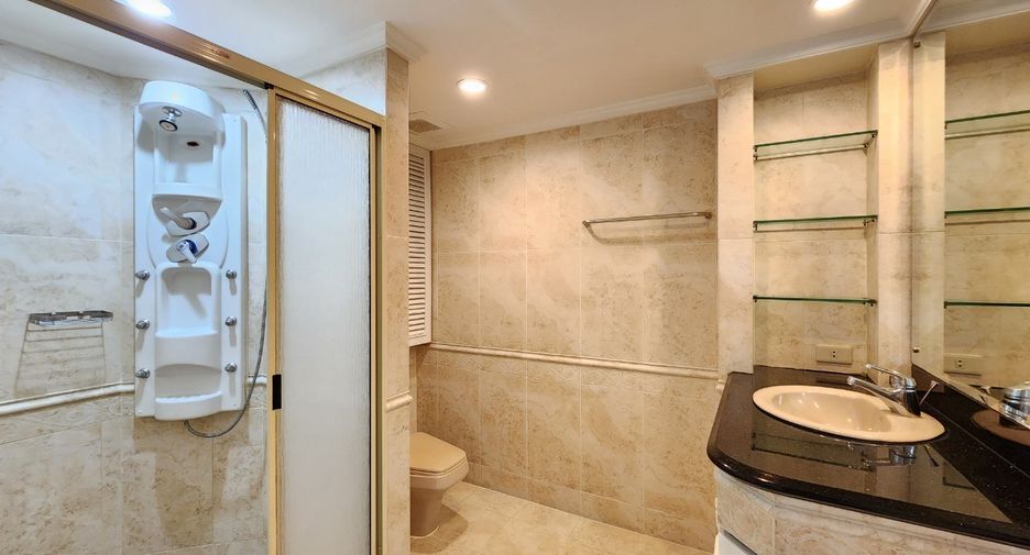 Wohnung zur Miete mit 3 Zimmer in Khlong Toei, Bangkok