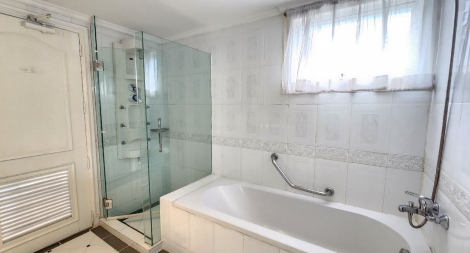 Wohnung zur Miete mit 3 Zimmer in Khlong Toei, Bangkok