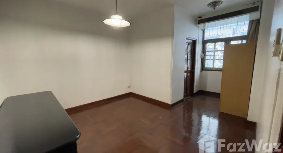 For rent and for sale 5 bedrooms townhouse in Watthana, Bangkok