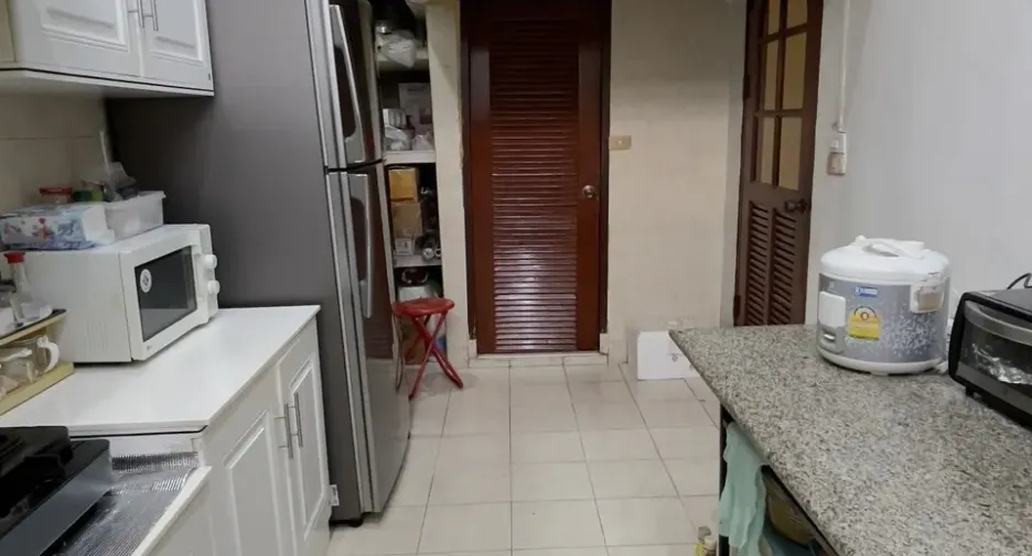 For rent and for sale 5 bedrooms townhouse in Watthana, Bangkok