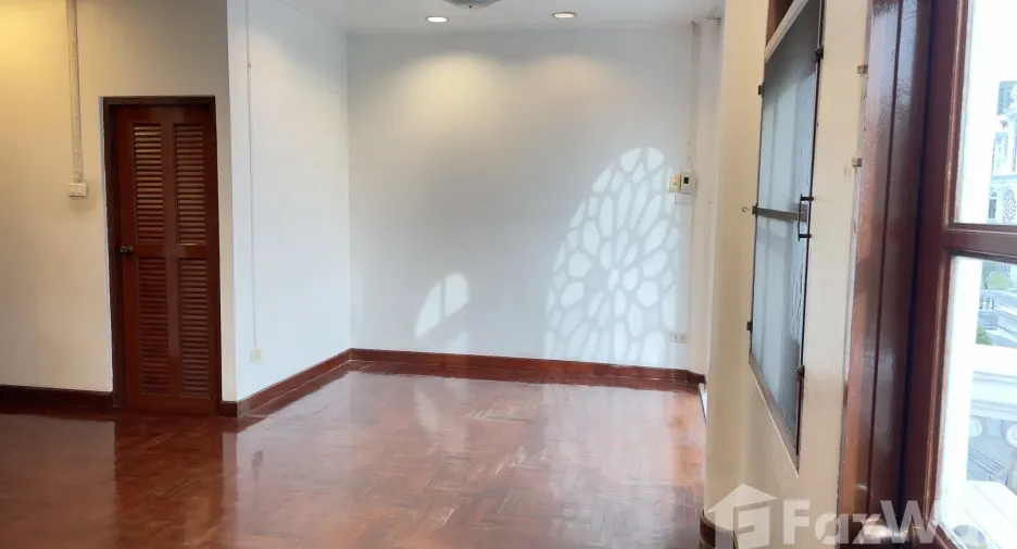 For rent and for sale 5 bedrooms townhouse in Watthana, Bangkok
