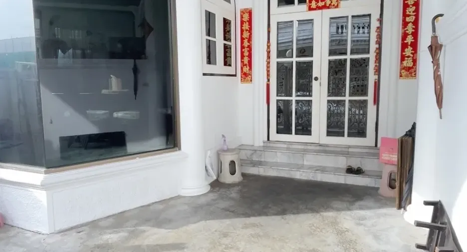 For rent and for sale 5 bedrooms townhouse in Watthana, Bangkok