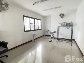 For sale and for rent 5 bedrooms townhouse in Watthana, Bangkok