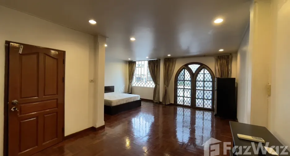 For rent and for sale 5 bedrooms townhouse in Watthana, Bangkok