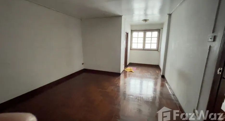 For rent and for sale 5 bedrooms townhouse in Watthana, Bangkok