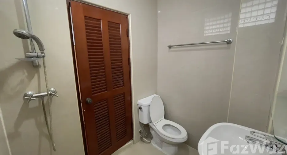 For rent and for sale 5 bedrooms townhouse in Watthana, Bangkok