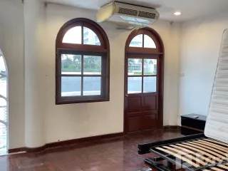 For sale and for rent 5 bedrooms townhouse in Watthana, Bangkok