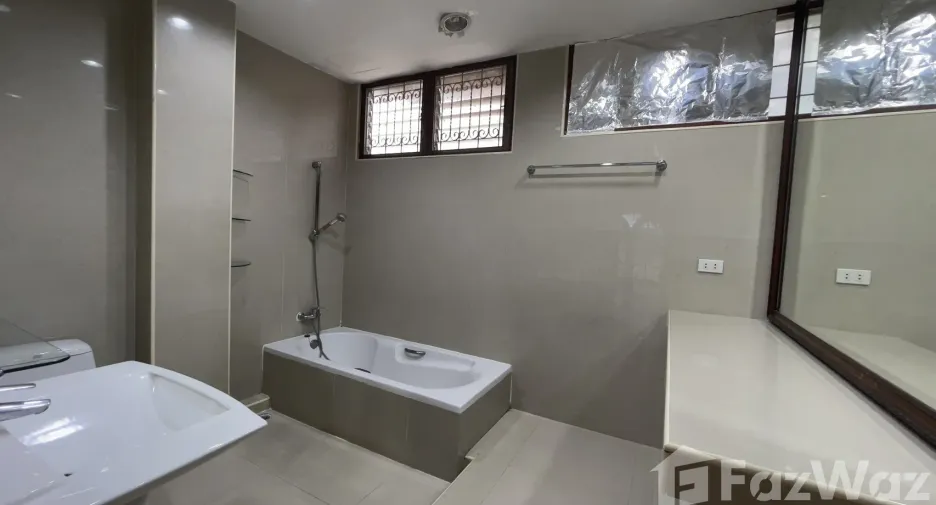 For rent and for sale 5 bedrooms townhouse in Watthana, Bangkok