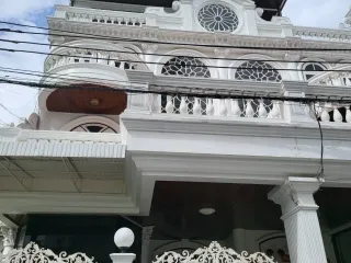 For sale and for rent 5 bedrooms townhouse in Watthana, Bangkok