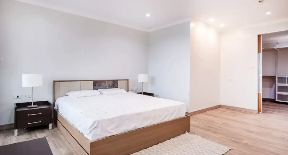 Condo en alquiler de 3 habitaciones en Watthana, Bangkok