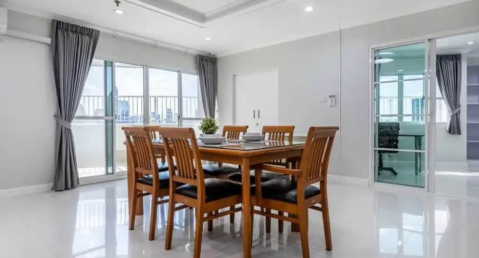Condo en alquiler de 3 habitaciones en Watthana, Bangkok